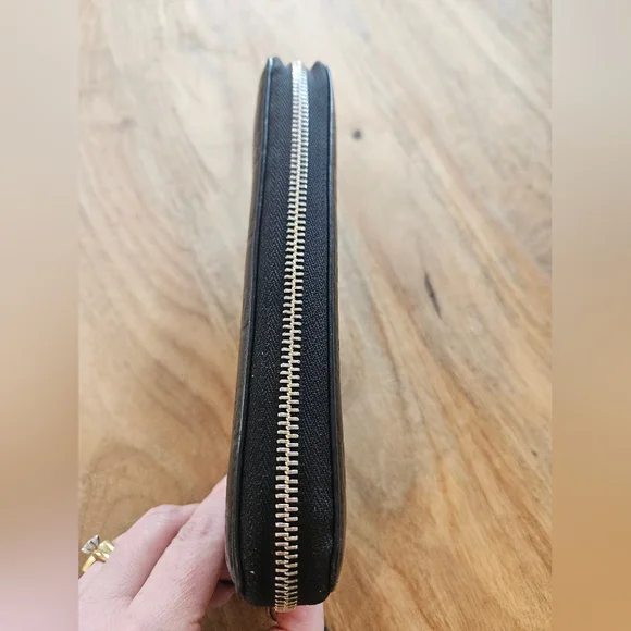 EUC GUCCI Guccissima Black Embossed Zip Wallet